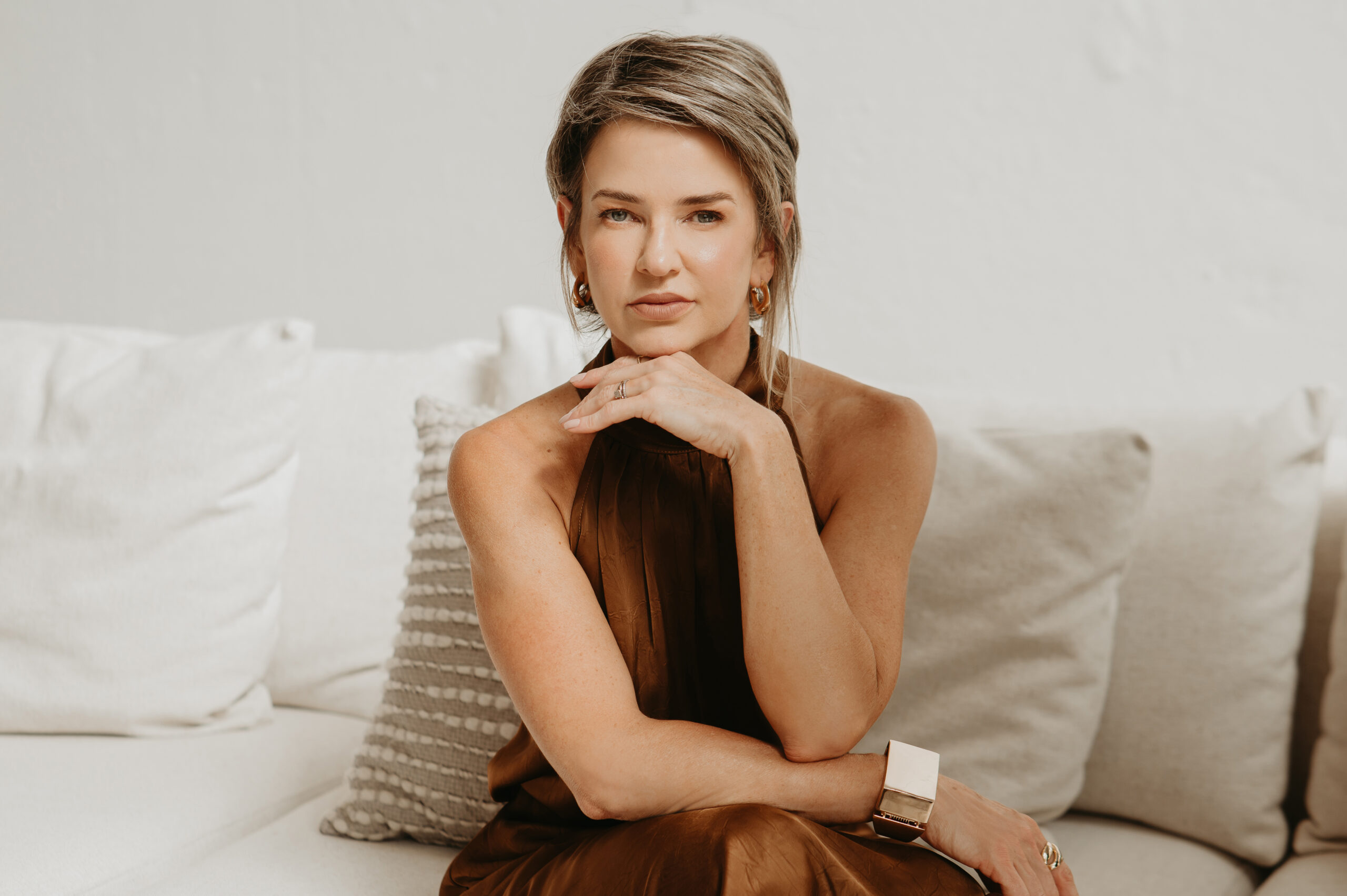 Mulher com postura confiante e elegante